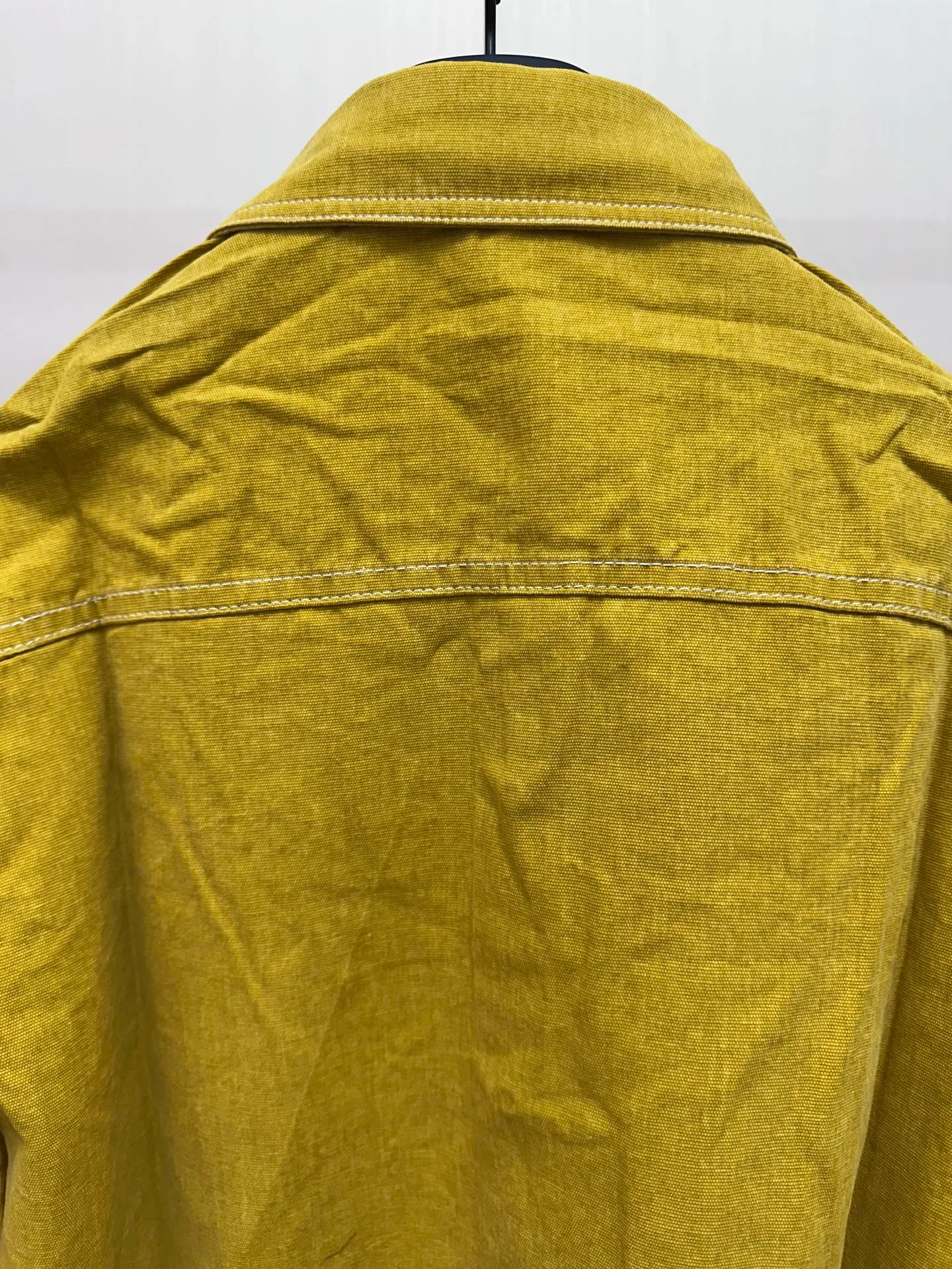 P440 Dior Stone Island joint embroidered denim shirt 24ss new model comes from the AND STONE ISLAND limited series, showing the logo of the joint series. Crafted from yellow cotton, it features the AND STONE ISLAND logo on the chest, highlighting Stone Island's classic star logo with the letter O in the logo. Wear it with or over for a sophisticated and trendy look. Same size for men and women: S/M/L/XL